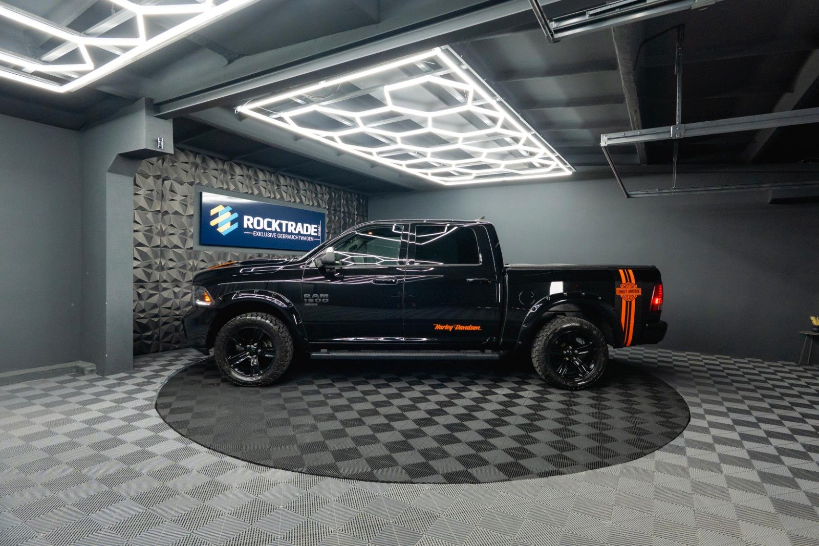 Fahrzeugabbildung Dodge RAM 5.7 V8 HEMI 4x4 OFFROAD Night HarleyDavidson