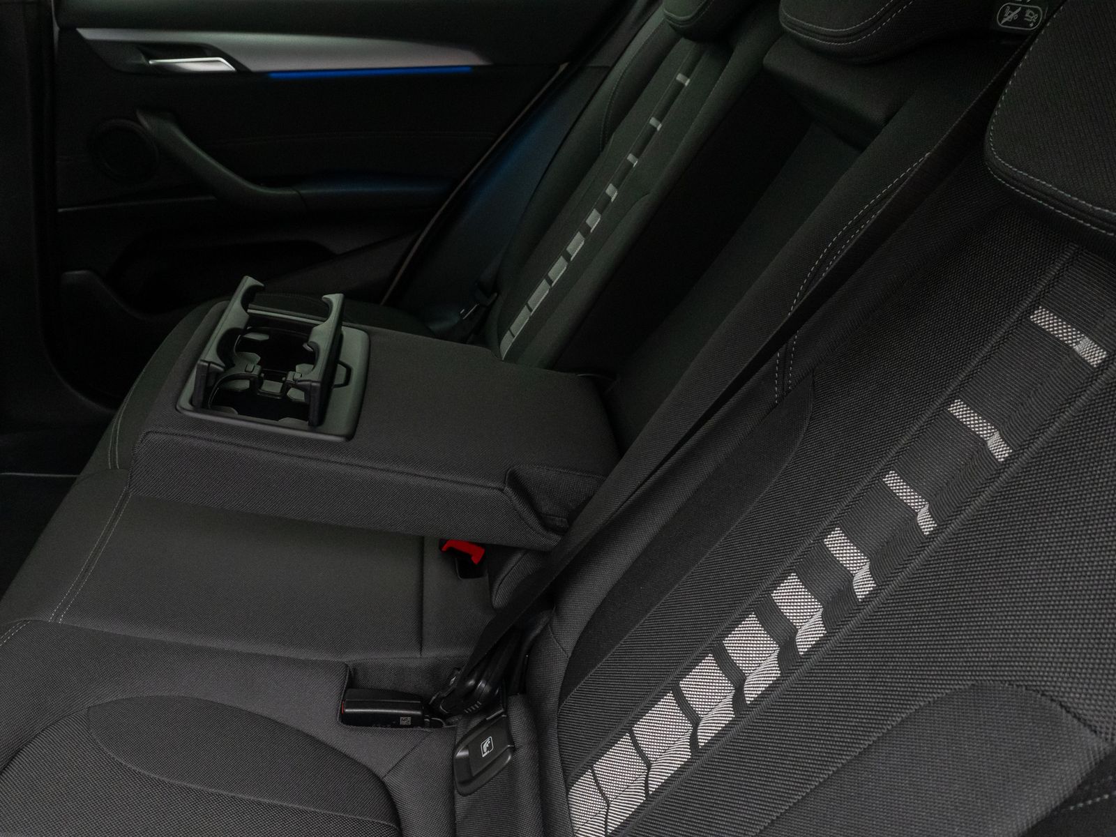 Fahrzeugabbildung BMW X2 xD25e Kamera DAB HiFi Navi Komfort Sport LED