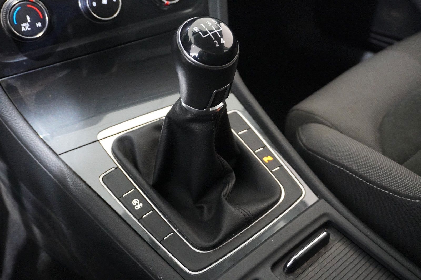 Fahrzeugabbildung Volkswagen Golf VII Variant 1.6 TDI NAVI/LED/SH/ACC/PDC/AHK