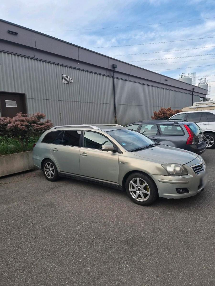 Toyota Avensis 2006 — rear view