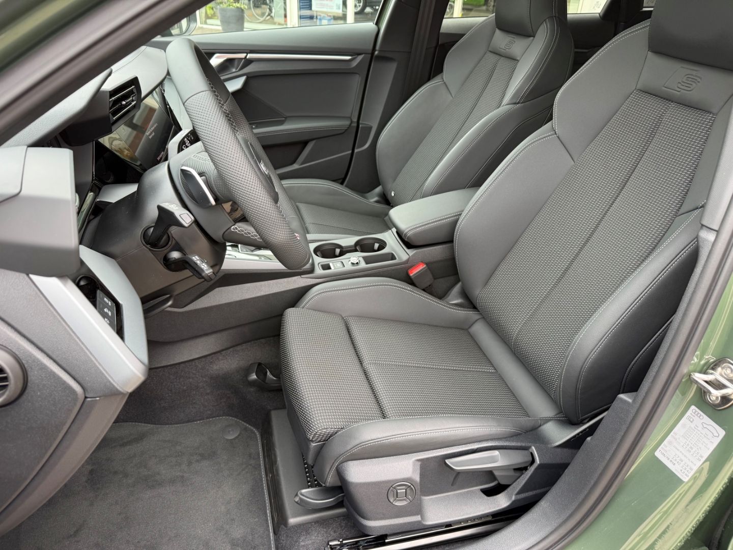 Fahrzeugabbildung Audi A3 TFSI Sportback S-Line Sport Pano Digi LED ACC