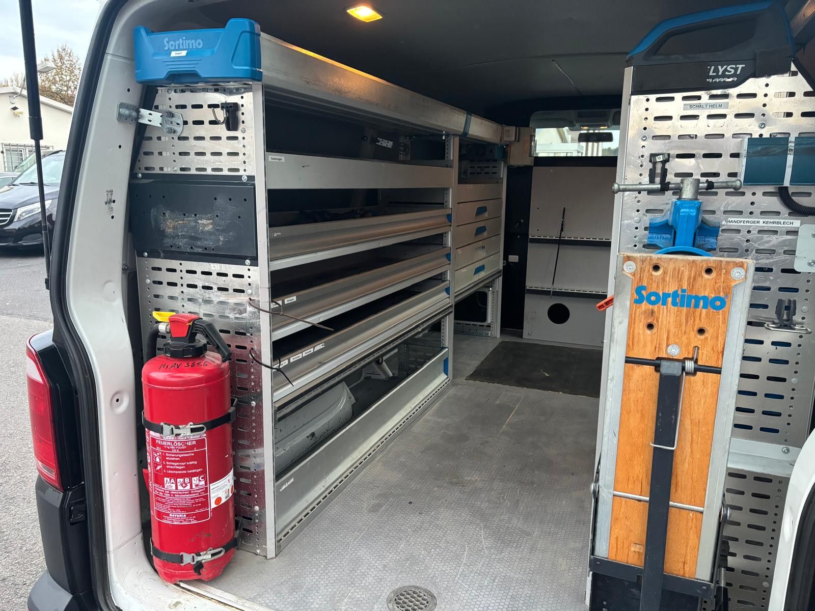 Fahrzeugabbildung Volkswagen T6 Transporter 2.0 TDI Kasten lang-STDHZ-AHK-NAV