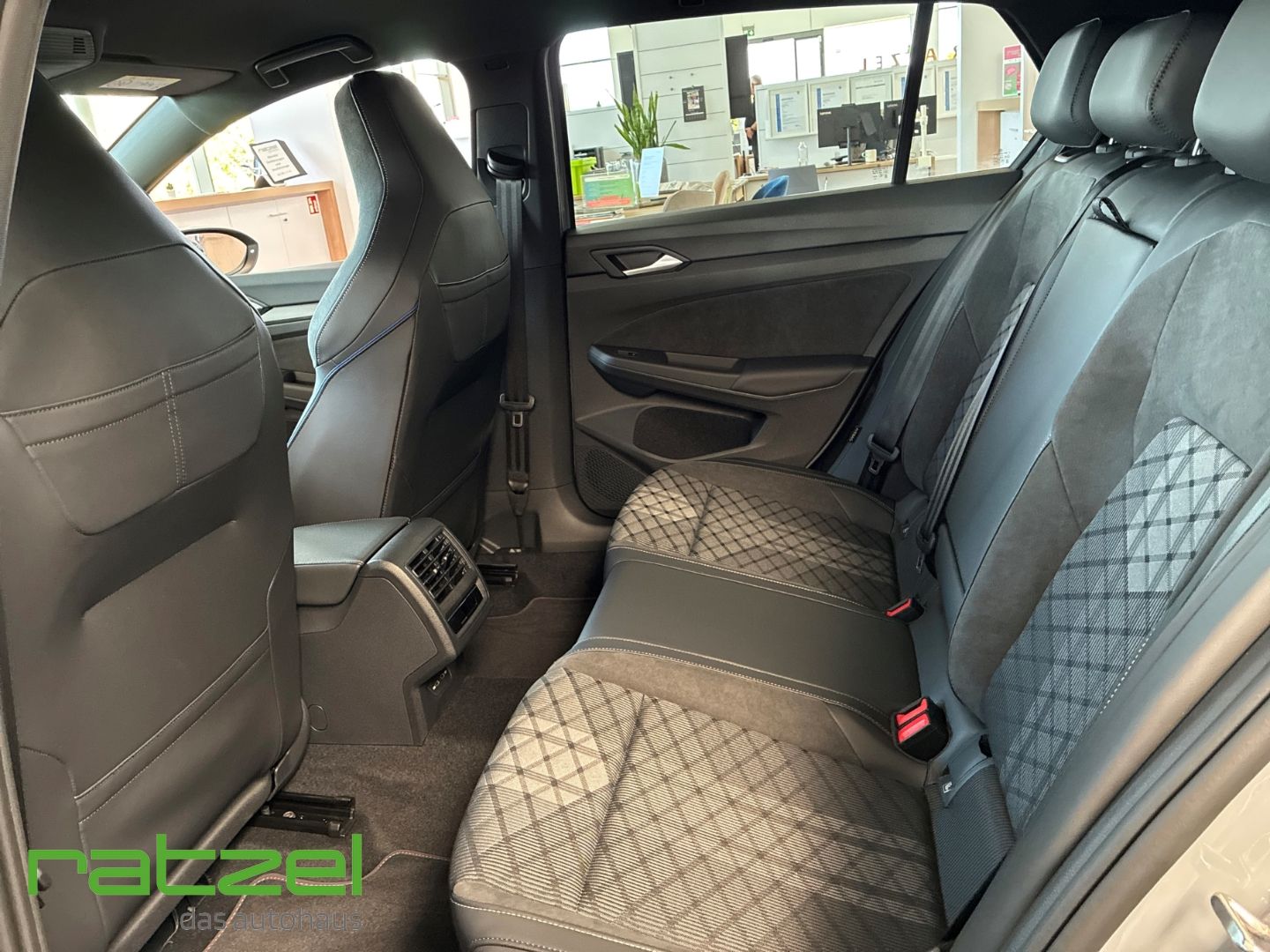 Fahrzeugabbildung Volkswagen Golf VIII R-Line AHK+3-Zonen Klima+IQ.LIGHT