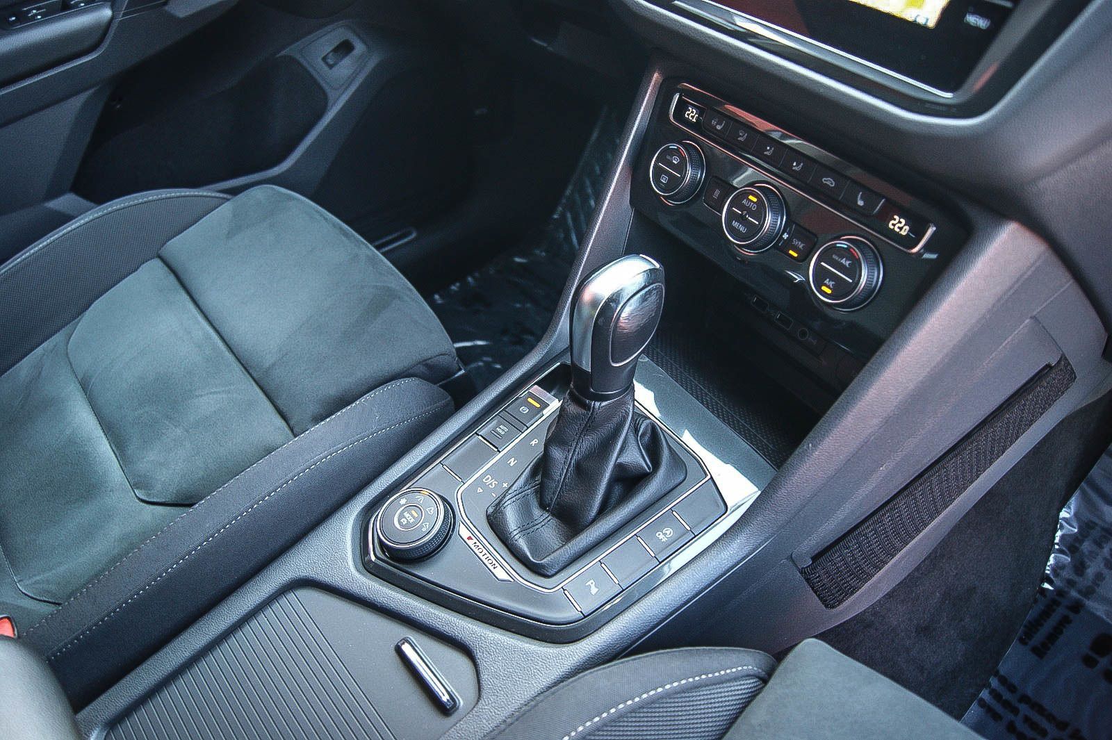 Fahrzeugabbildung Volkswagen Tiguan 2.0TDI 4Motion DSG R-LINE Black Style 19'