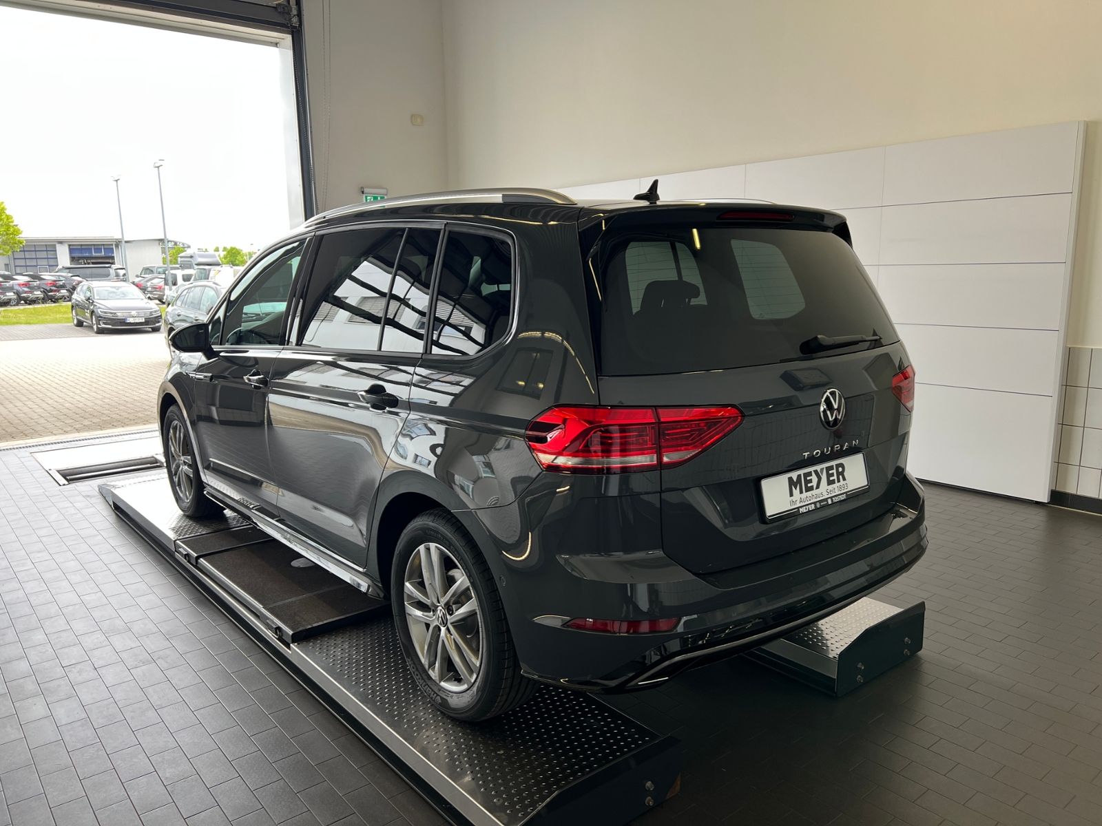 Fahrzeugabbildung Volkswagen Touran Comfortline 1.5 TSI DSG *LED, AHK, 7-Sitz