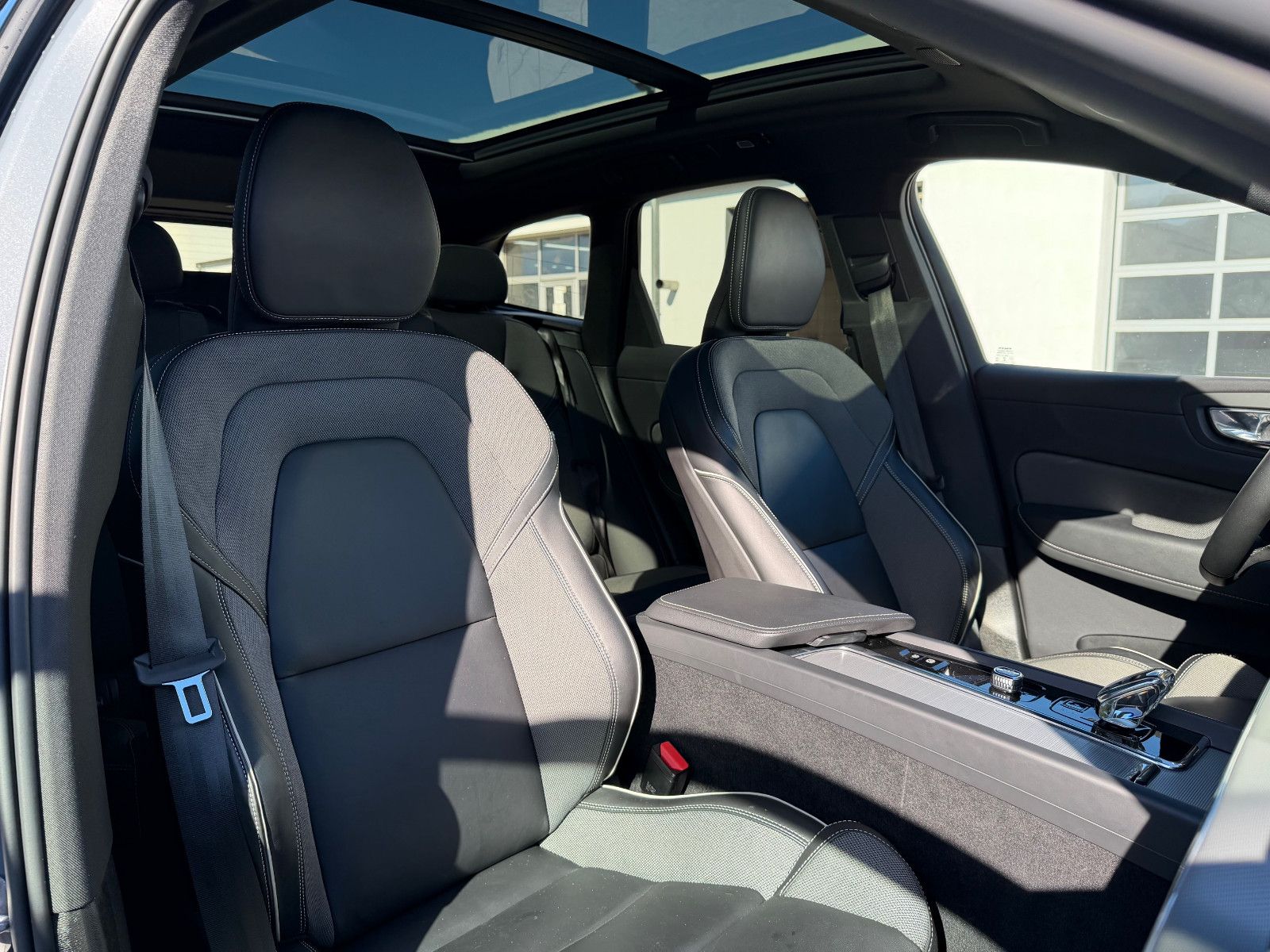 Fahrzeugabbildung Volvo XC60 B4 B Plus Dark*H&K*360°*PANO*AHK*STHZG*