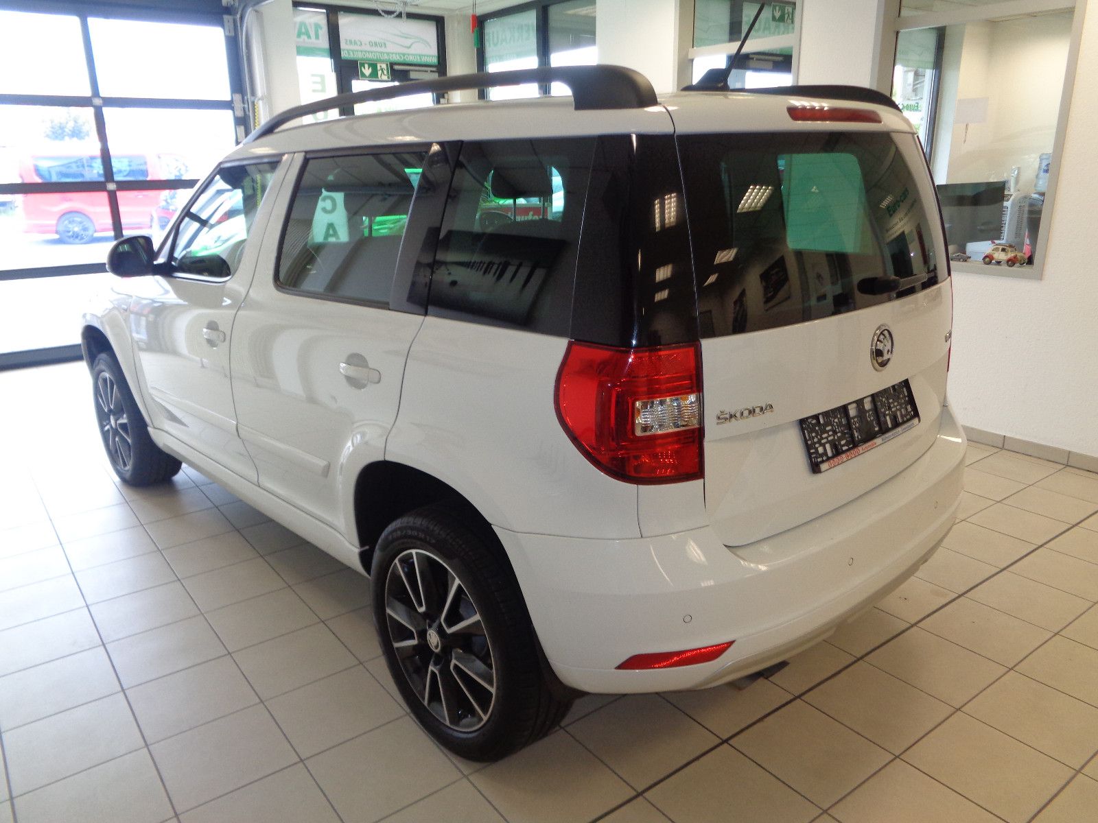 Fahrzeugabbildung SKODA Yeti Drive / NAVI / XENON / DSG / 1. HAND