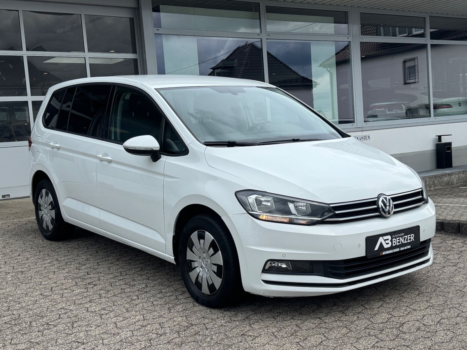 Fahrzeugabbildung Volkswagen Touran Comfortline/DSG/5-Sitzer/PDC