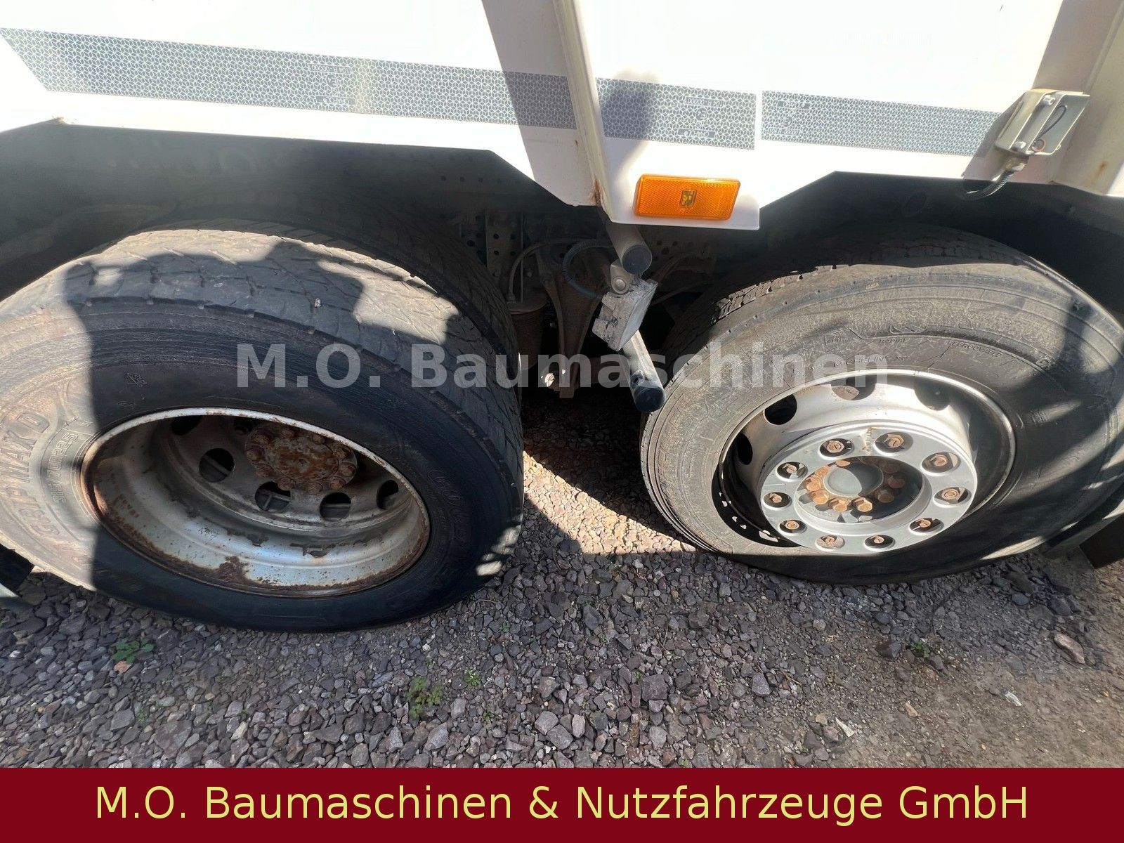 Fahrzeugabbildung Mercedes-Benz Antos  2532 /6x2/ L+L /Euro 5 / Brandschaden /