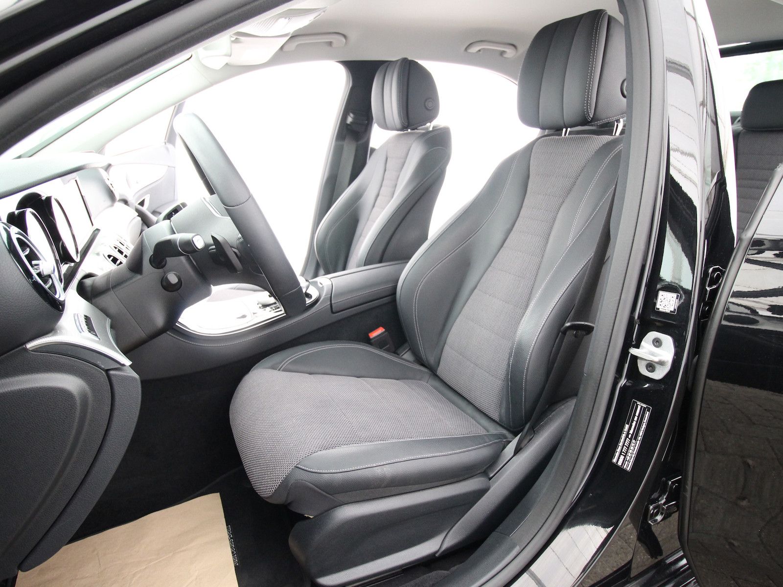 Mercedes-Benz E 220 d Avantgarde NAVI+LED+KAMERA+STANDHEIZUNG foto 10