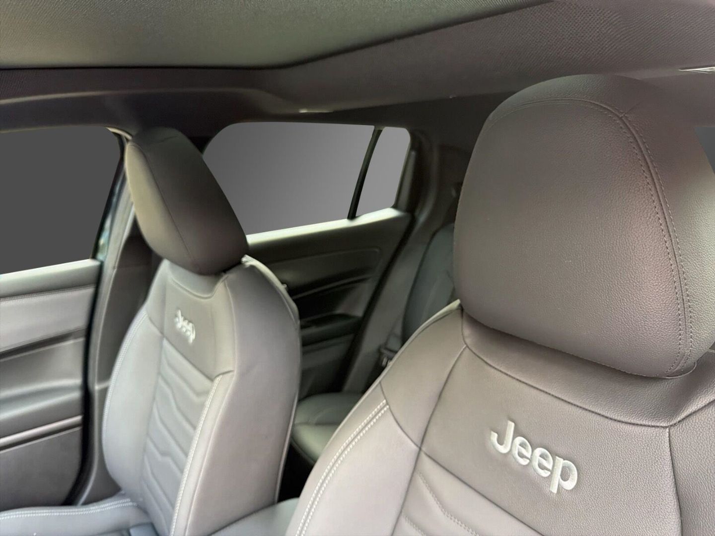 Fahrzeugabbildung Jeep Avenger Summit Elektro Leder Panoramadach MY2027