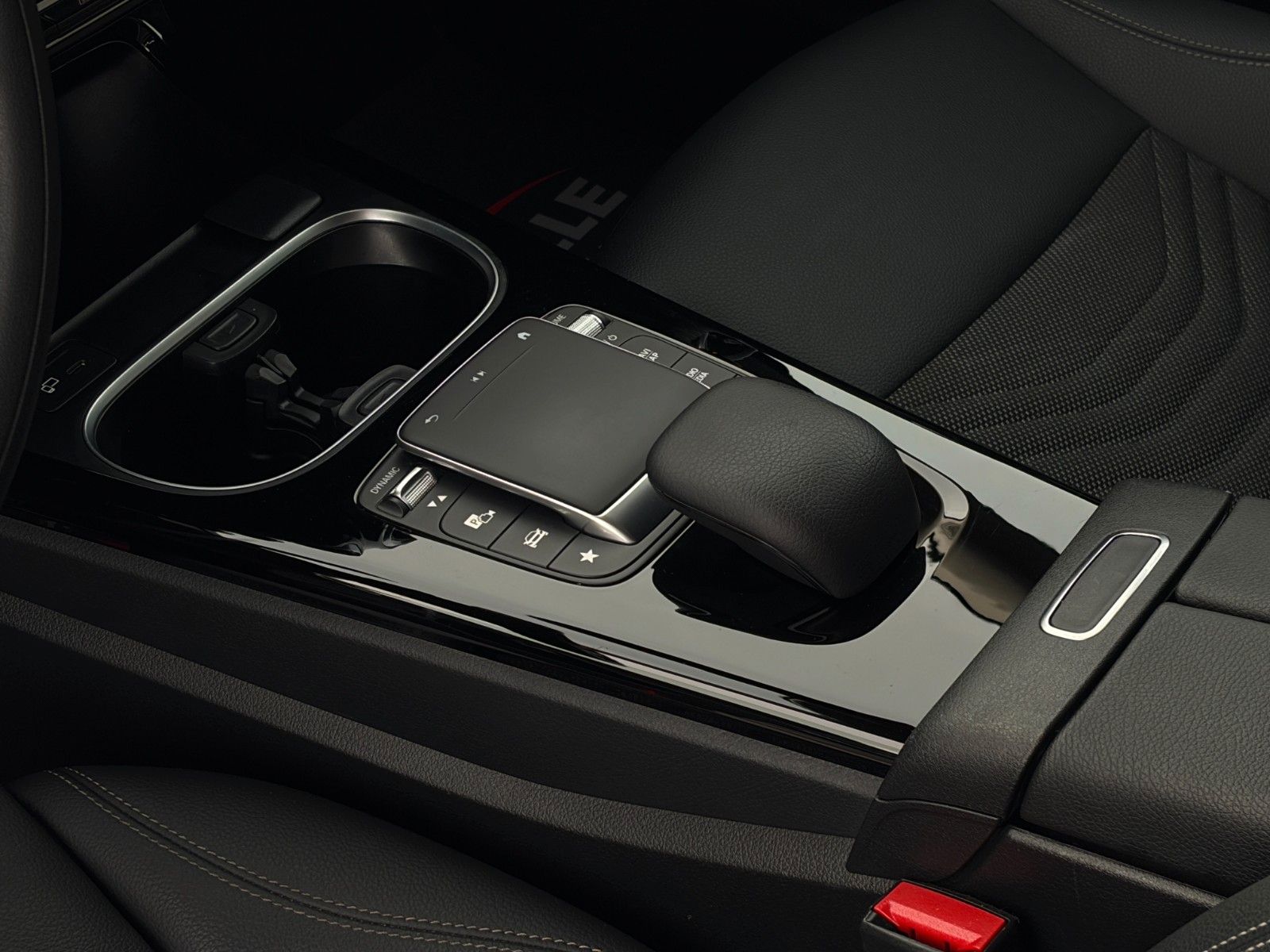 Fahrzeugabbildung Mercedes-Benz CLA 180 SB SHZ LKA TEMP MBUX Navi Wifi CarPlay