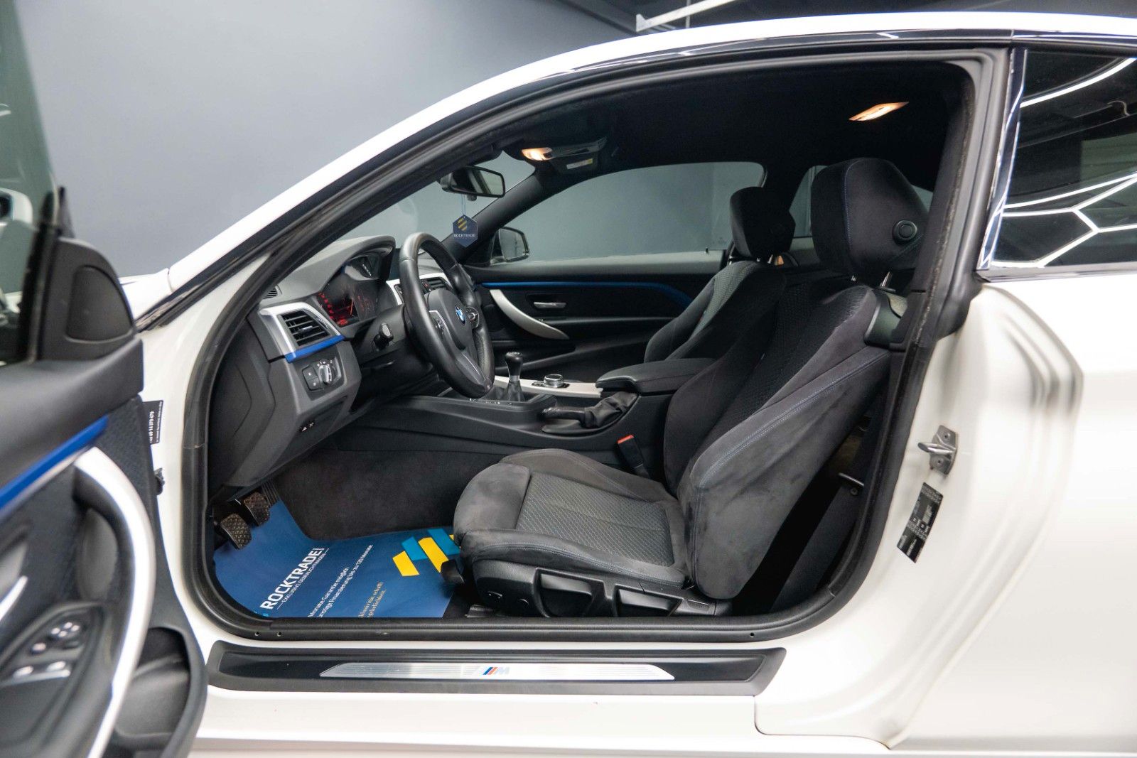 Fahrzeugabbildung BMW 420i M Sport Coupe Shadow Line Performance LCI