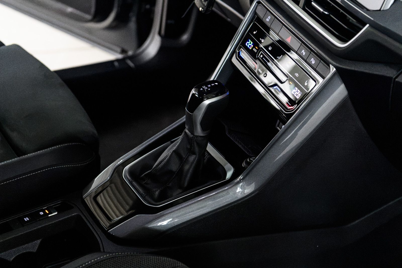 Fahrzeugabbildung Volkswagen T-Roc Style 1.5l TSI DSG +Navi +AHK +ACC +LED