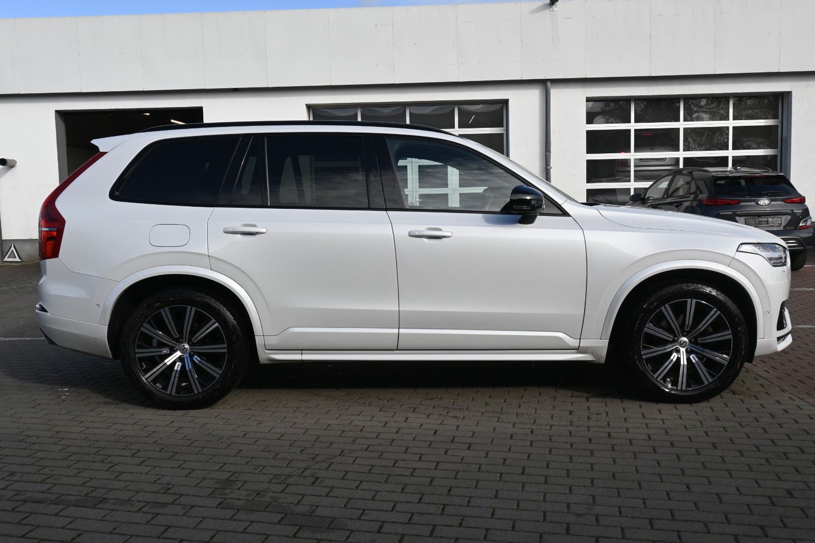 Fahrzeugabbildung Volvo XC90 B5D AWD Plus Dark*STDHZG*PANO*LUFT*360°*AHK