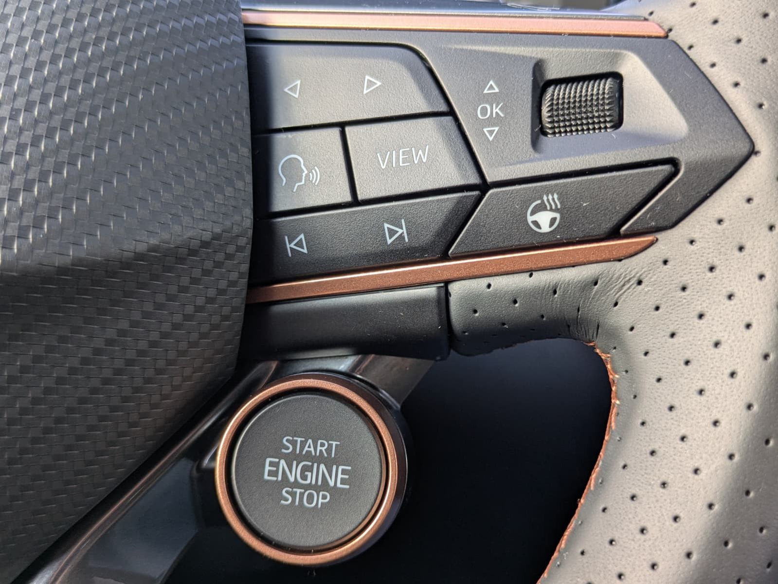 Fahrzeugabbildung CUPRA Terramar 2.0 TSI 4D VZ HUD*MATRIX*PANO*DCC*20"