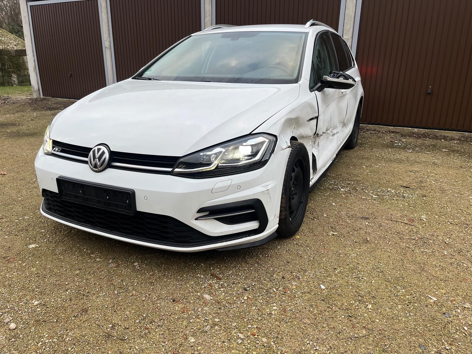 Volkswagen Golf VII 1.5 TSI R-LINE LED,KAMERA,DSG,ACC,KEYLE