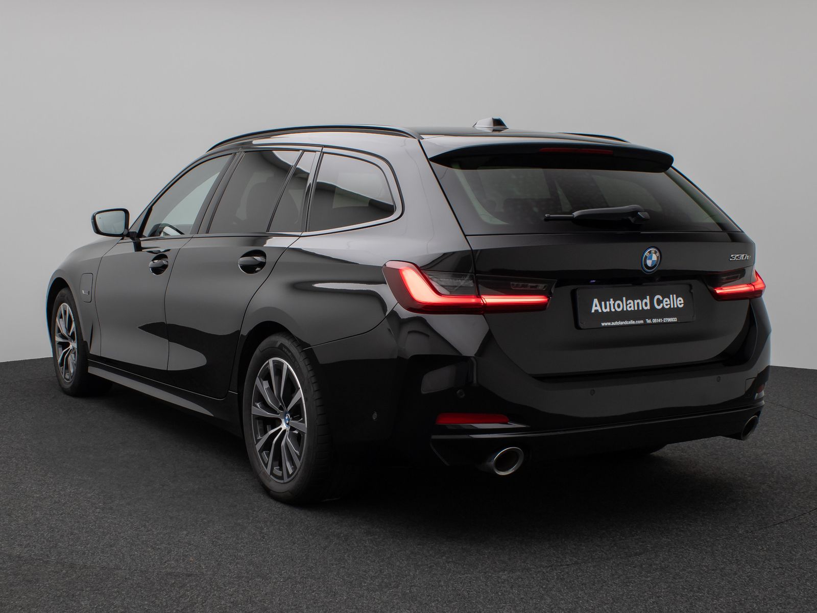 Fahrzeugabbildung BMW 330e Panorama Kamera HUD DAB HiFi Leder Sport