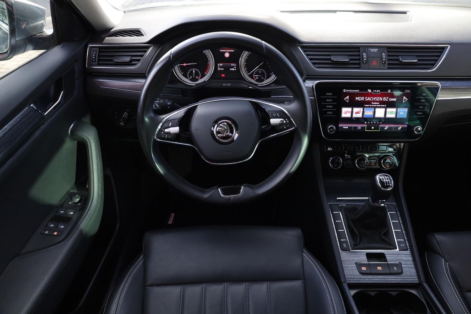 Skoda Superb Combi 2.0 TDI LED AHK Leder Navi Memory