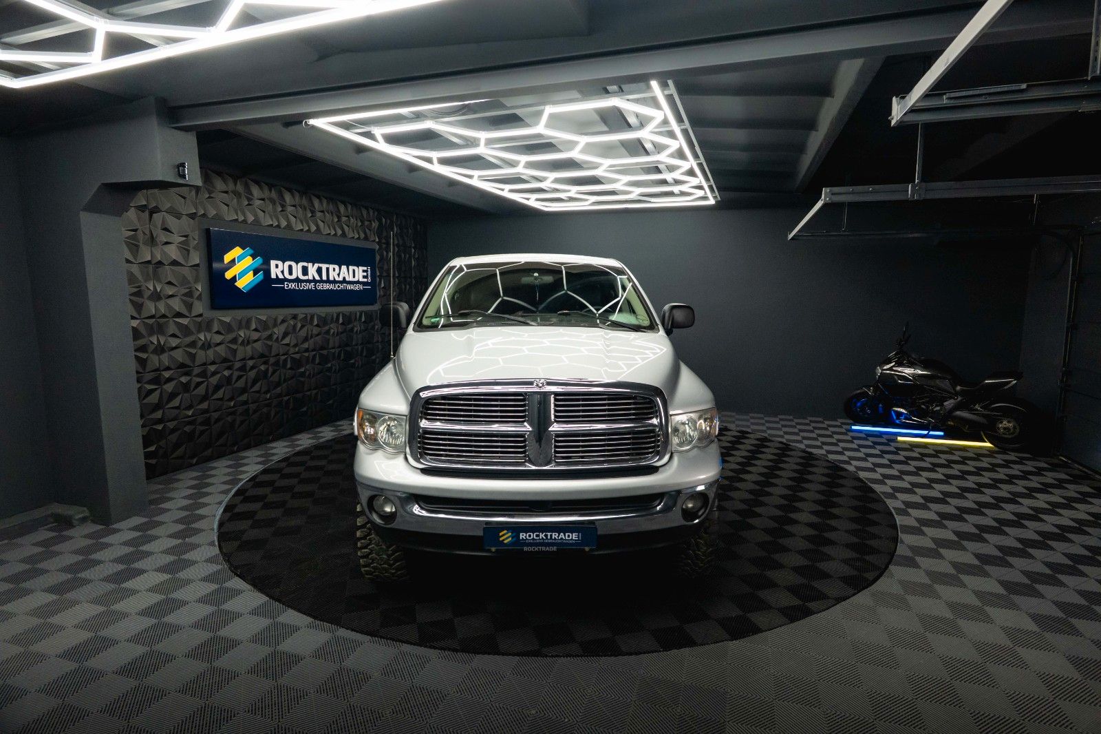 Fahrzeugabbildung Dodge RAM 5.7 V8 HEMI 4x4 OFFROAD MONSTERTRUCK LONGBED