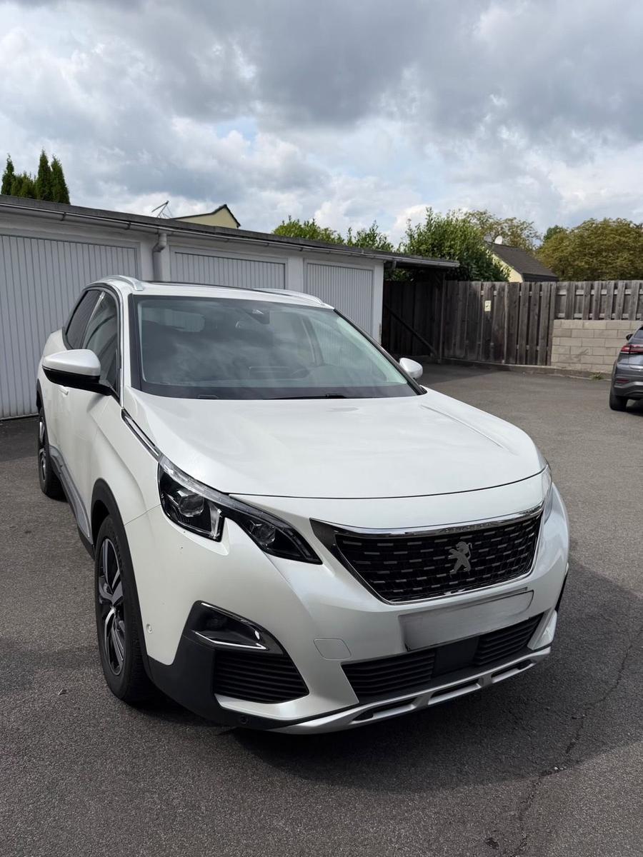 Peugeot e-3008