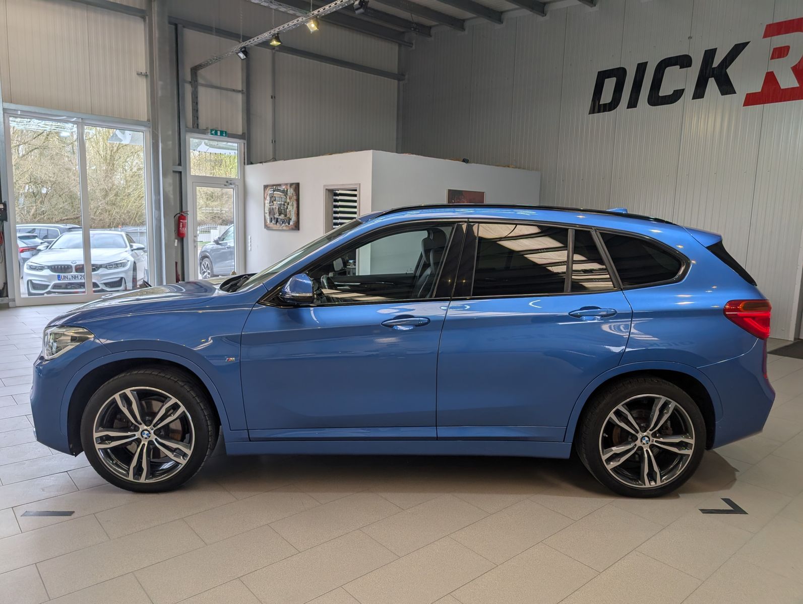 Fahrzeugabbildung BMW X1 20d xD M-Sport LED H&K Cam HUD Pano AHK 19"