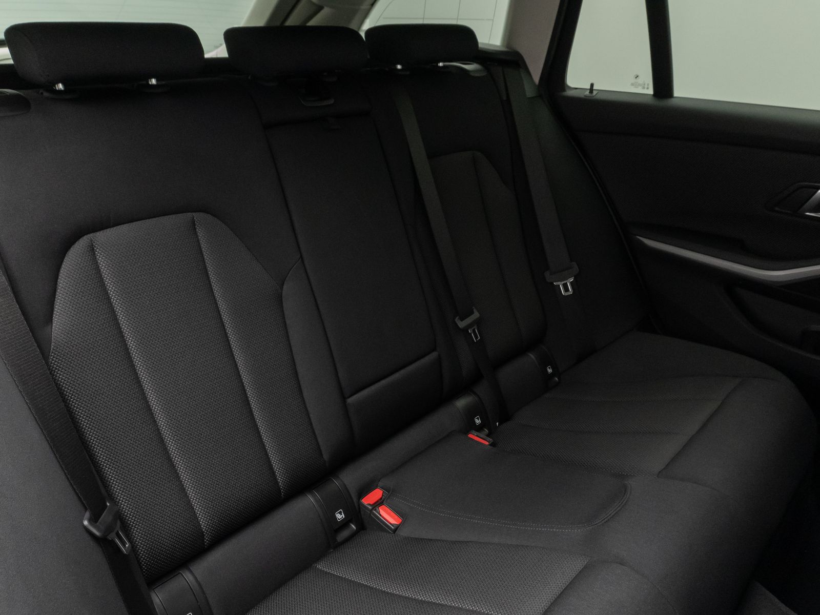 Fahrzeugabbildung BMW 330e Kamera HUD DAB Stop&Go Komfort Fernlichtass