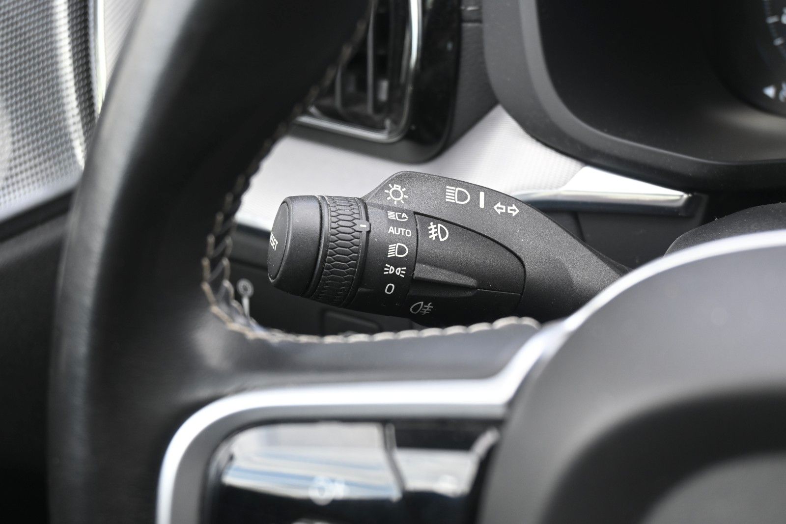 Fahrzeugabbildung Volvo XC60 B5D AWD R-Design*LED*PANO*STHZ*LUFT*B&W*AHK