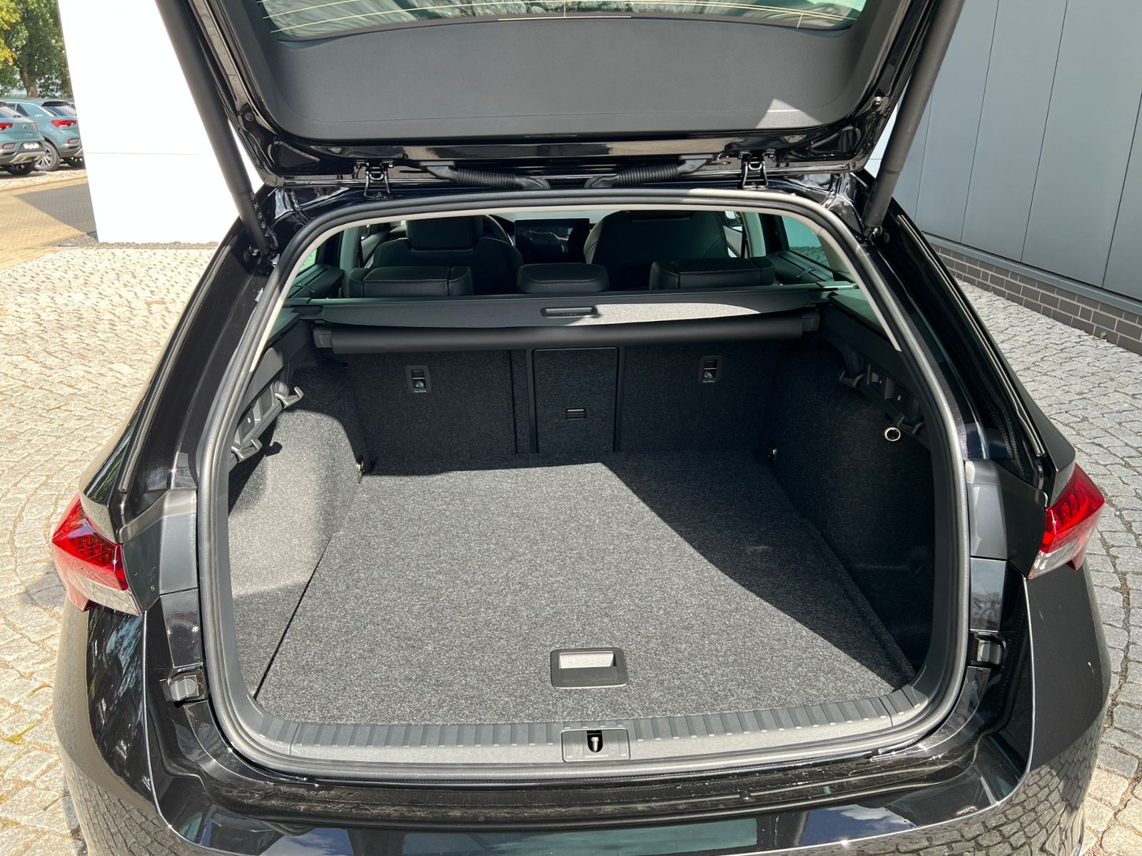 Fahrzeugabbildung SKODA Octavia Combi TOUR 2.0 TDI DSG *AHK, Travel Assi