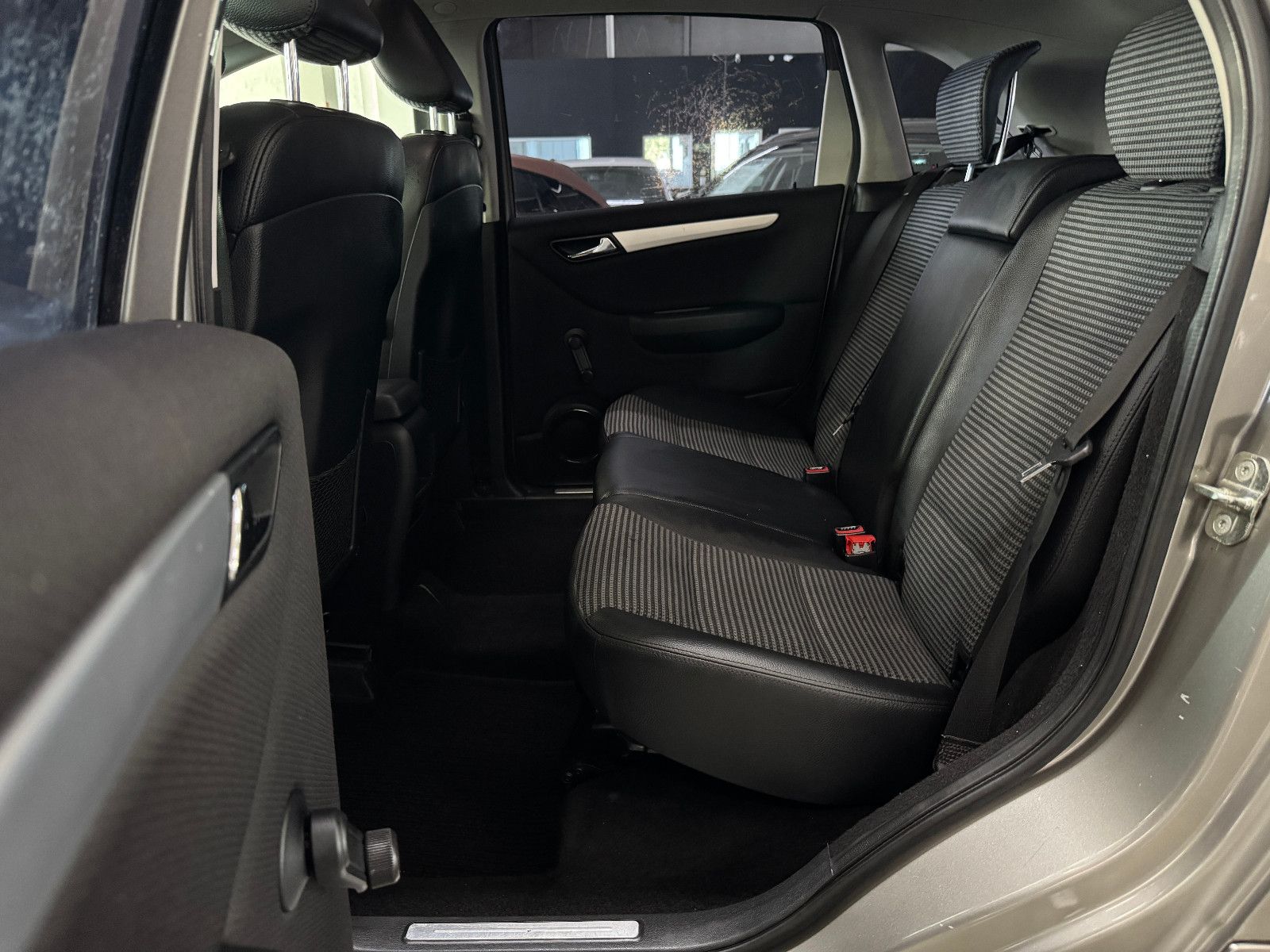 Fahrzeugabbildung Mercedes-Benz B 200 CDI AUTOMATIK SPORTPAKET BI-XENON KAMERA