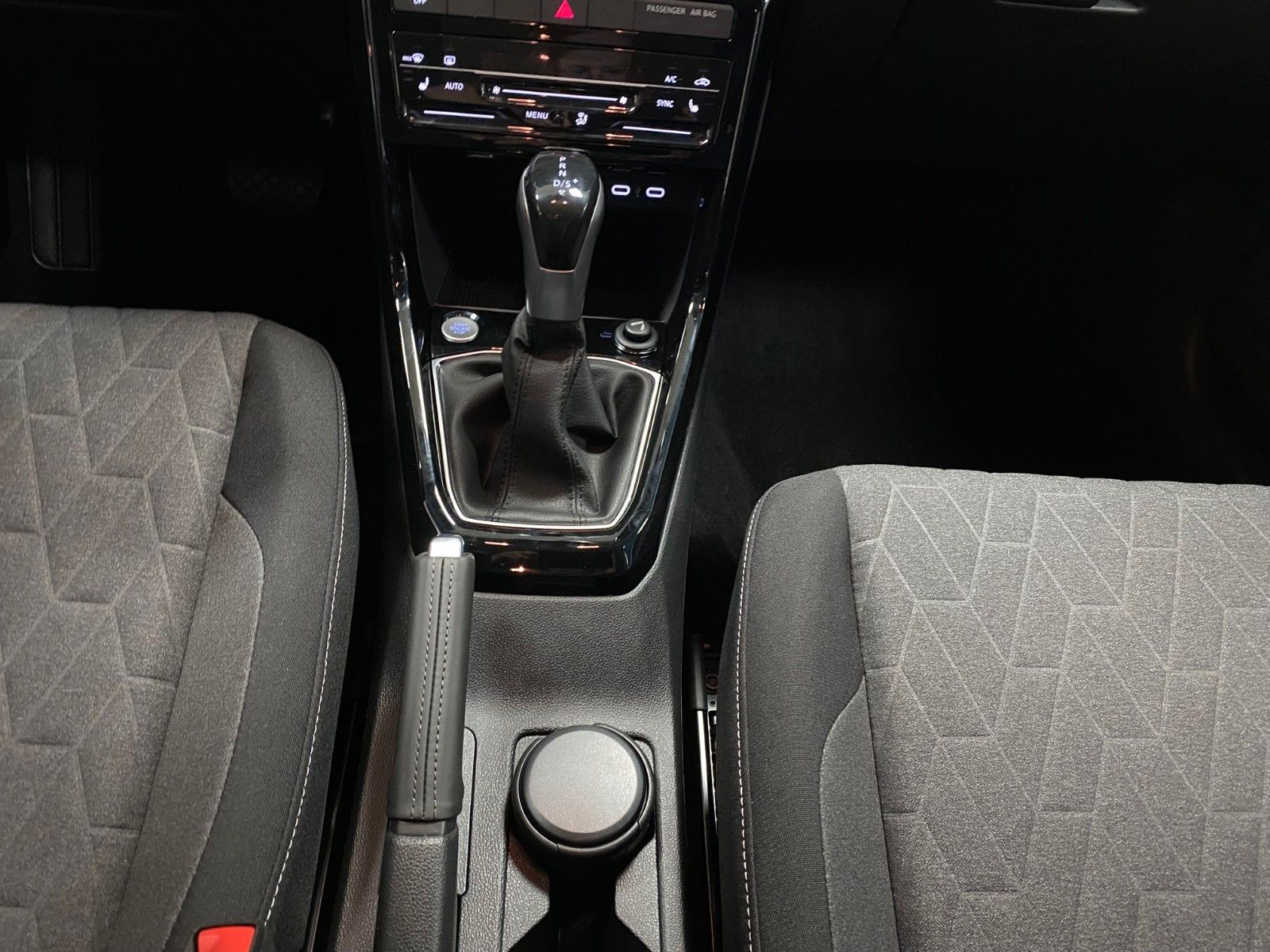 Fahrzeugabbildung Volkswagen T-Cross 1.0 TSI DSG Life mit MATRIX LED+KAMERA+