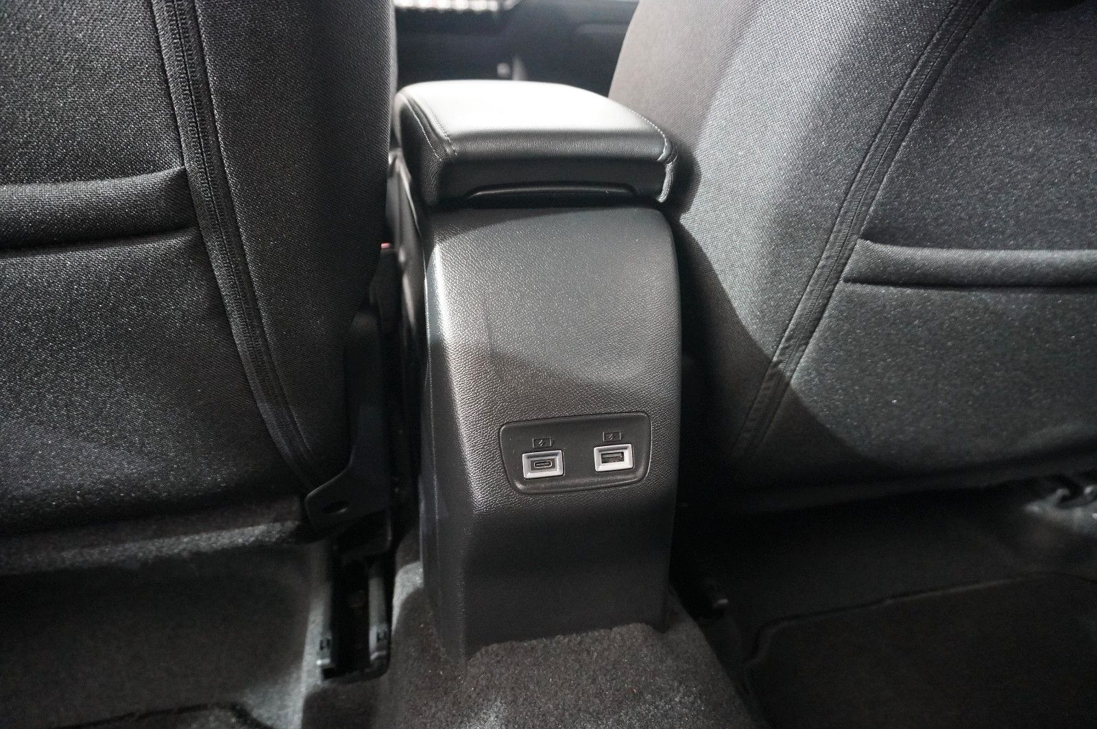Fahrzeugabbildung Peugeot 2008 1.2 HYBRID ALLURE E-DSC NAVI/LED/SPORT/VIRT