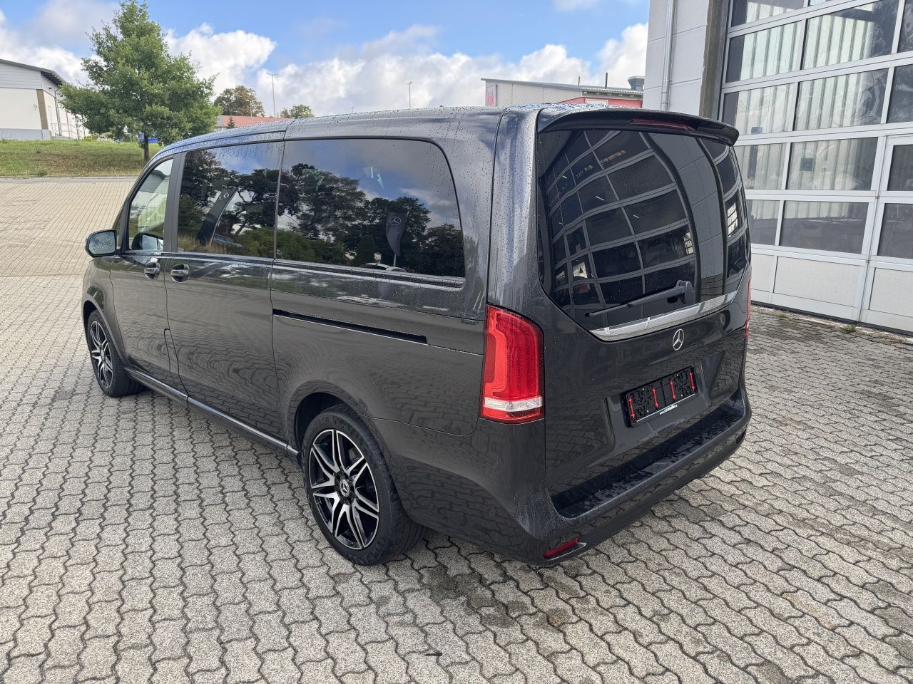 Fahrzeugabbildung Mercedes-Benz V 300d Avantgarde Ed. lang 4x4 Distronic*AMG*AHK