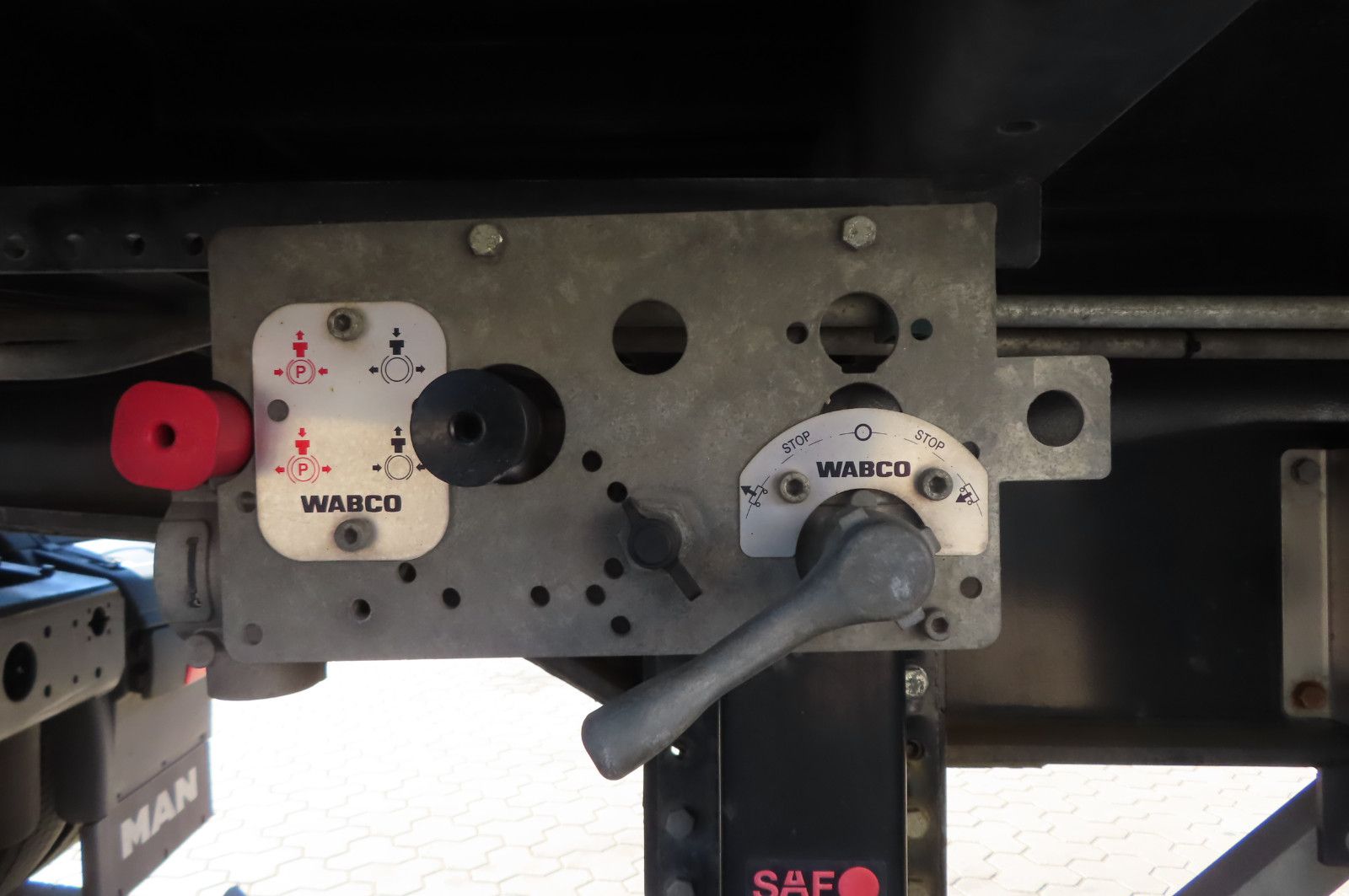 Fahrzeugabbildung Andere Wiese Baustoffauflieger - Heckkran Kran Fassi