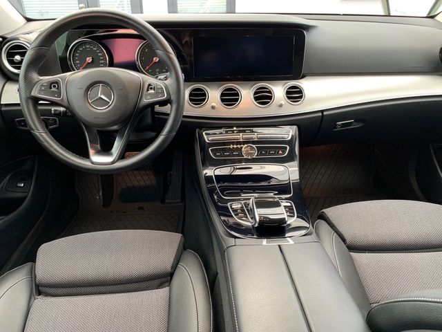 Fahrzeugabbildung Mercedes-Benz E 220  Td Avantgarde+LED+Comand+Spur+Kamera+AHK
