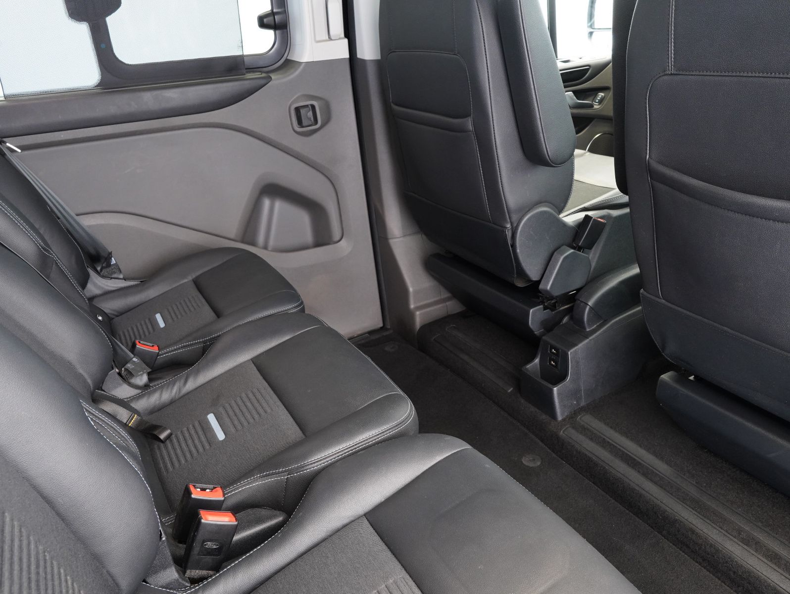 Fahrzeugabbildung Ford Tourneo Custom 320 L1 Active 8-SITZER