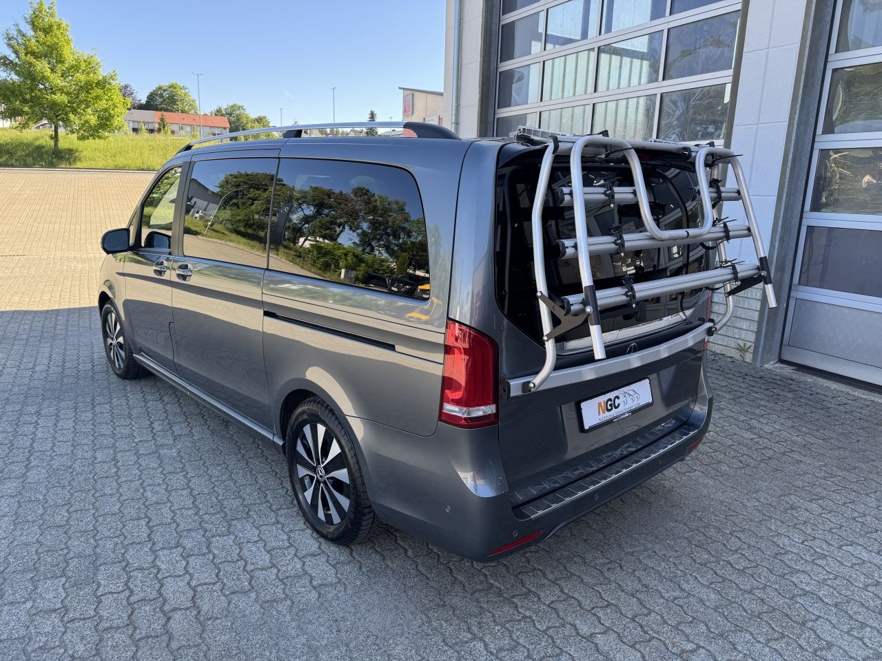 Fahrzeugabbildung Mercedes-Benz EQV 300 Lang Klima*LED*Tempomat*Heckträger*Navi