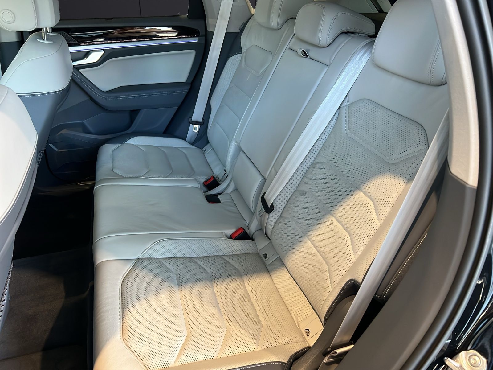 Fahrzeugabbildung Volkswagen Touareg TDI Elegance Matrix AHK HUD Luft Pano AI