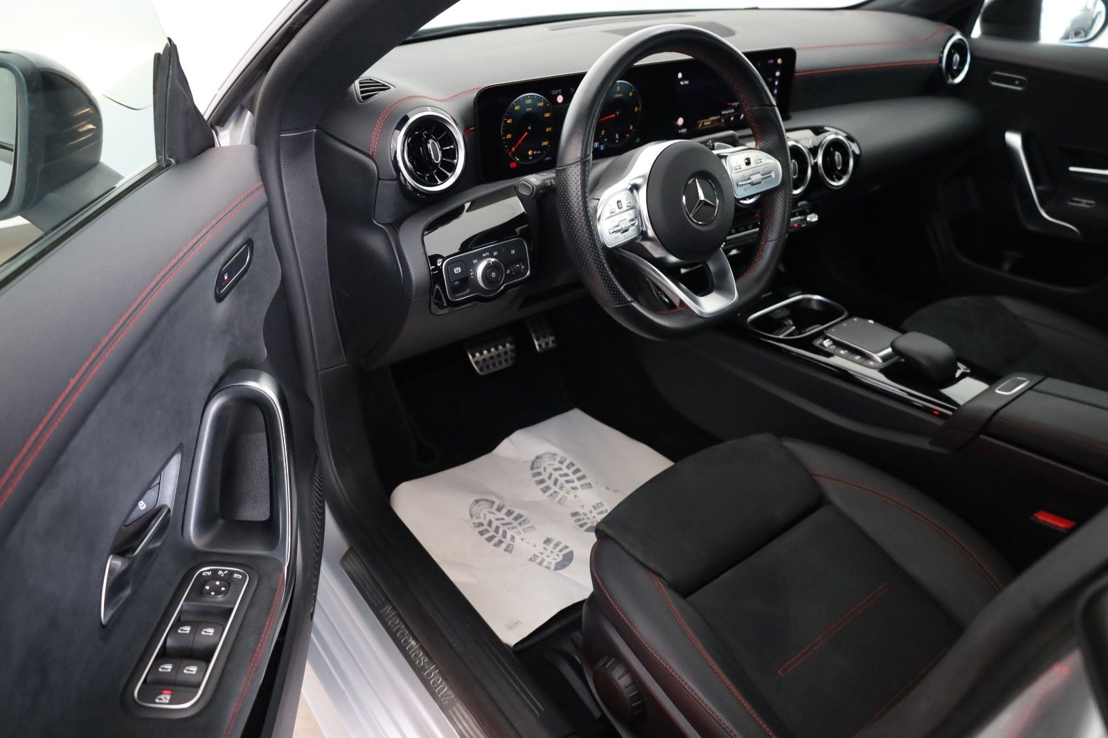 Fahrzeugabbildung Mercedes-Benz CLA 220d SB 4M AMG Line T.Leder,Navi,Night/ParkP