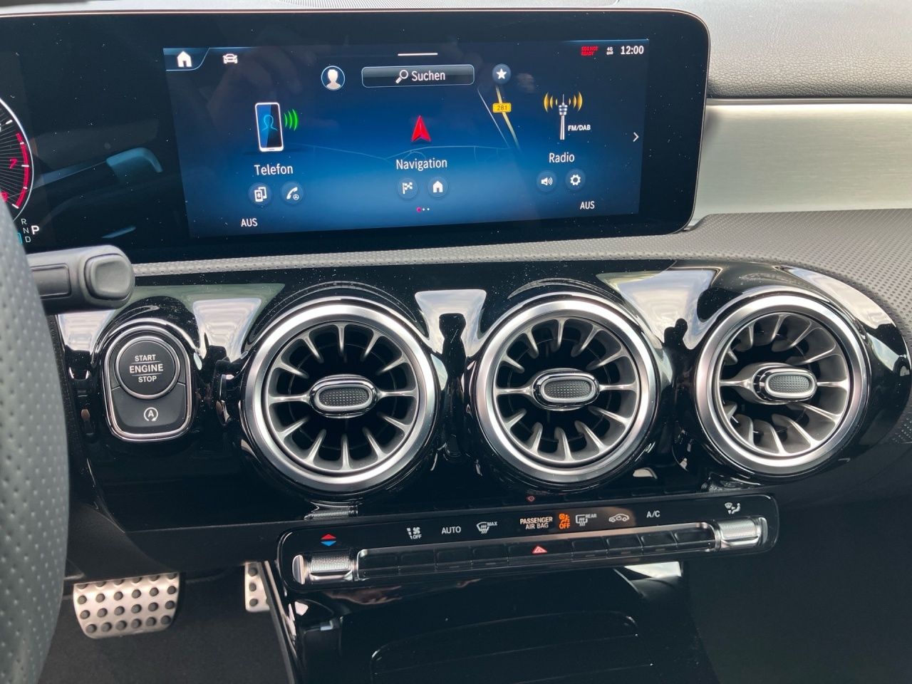 Fahrzeugabbildung Mercedes-Benz A 200 AMG+AHK+PANO+MULTIB+360°+DISTR+KEYL+CARPL