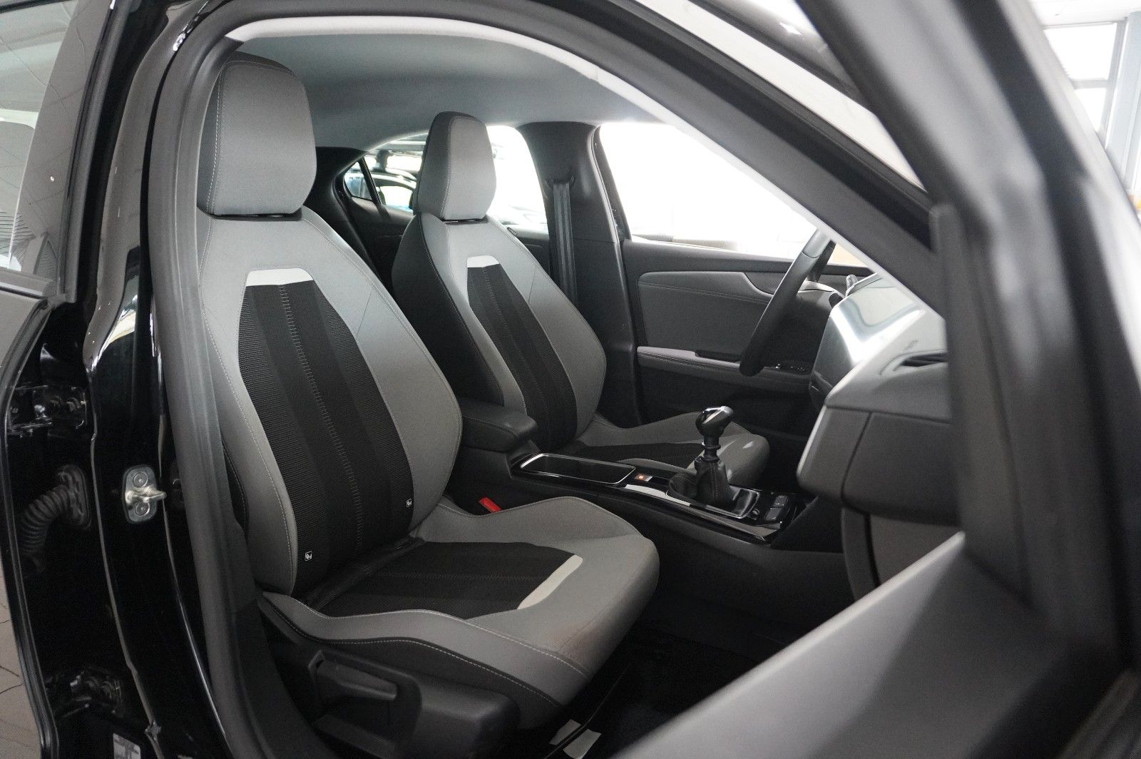 Fahrzeugabbildung Opel Mokka ELEGANCE 1.2T NAVI/LED/KAMERA/SPORT/SH/DAB