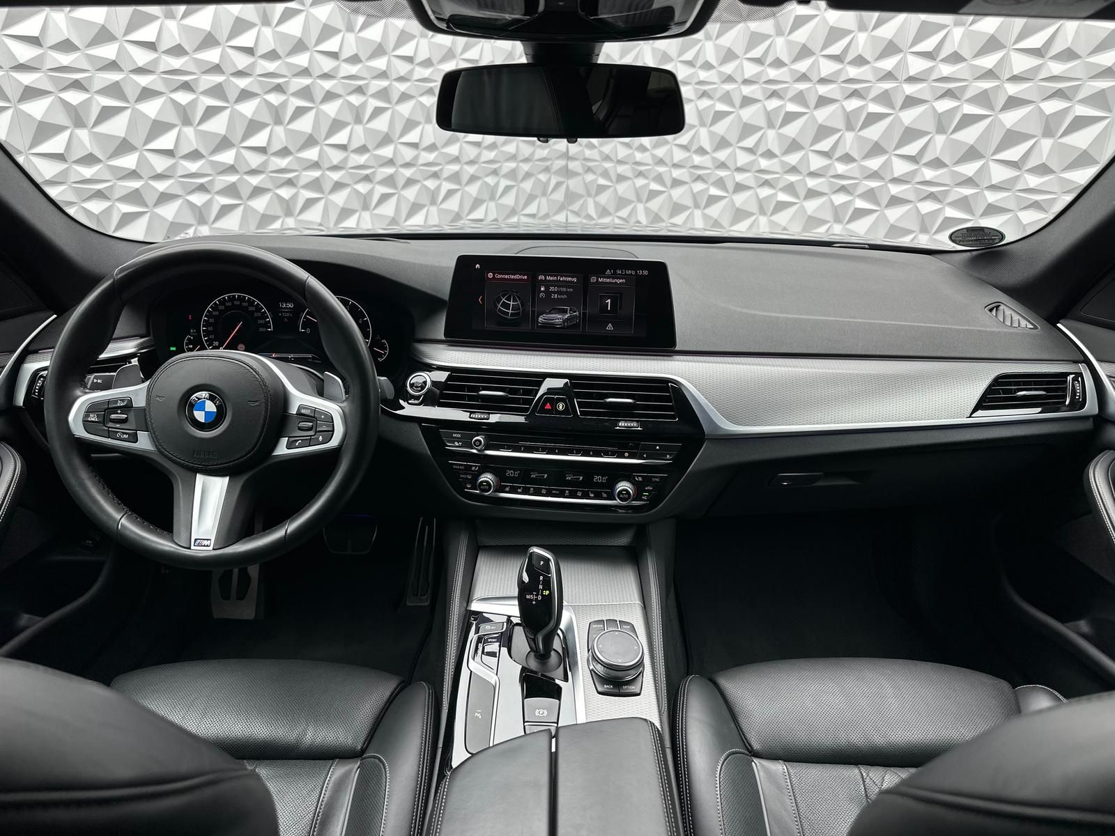 Fahrzeugabbildung BMW 530D M-PAKET/KEY/AKTIVLENK/PANO/LIVE/MASSAGE/AHK