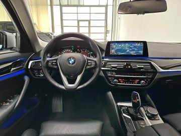 Fahrzeugabbildung BMW 520d xD Sport Line Kamera DisplKey HUD Alarm LED