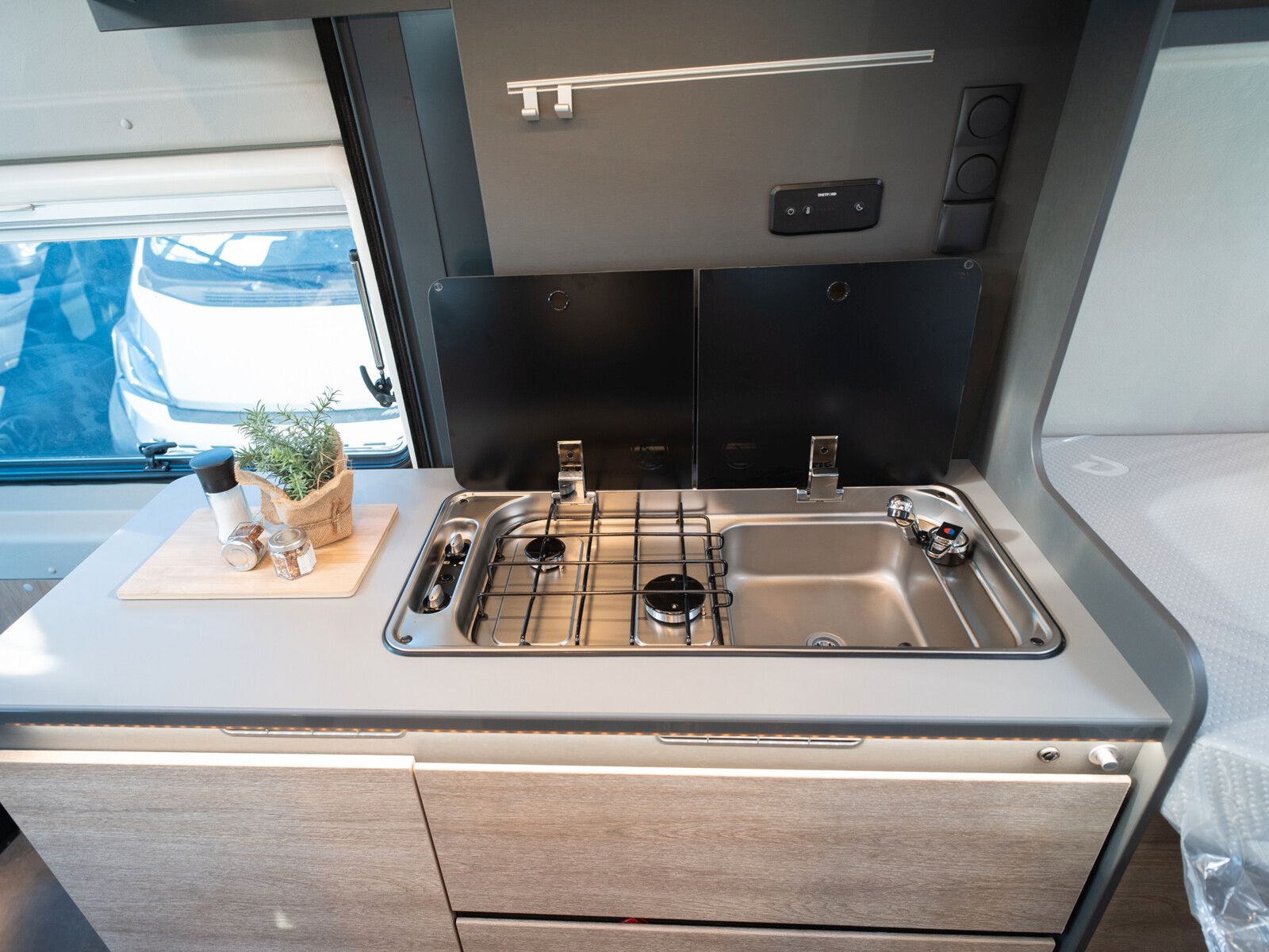 Fahrzeugabbildung Dethleffs Globetrail 640 ES Fiat Heckauszug/Rahmenfenster