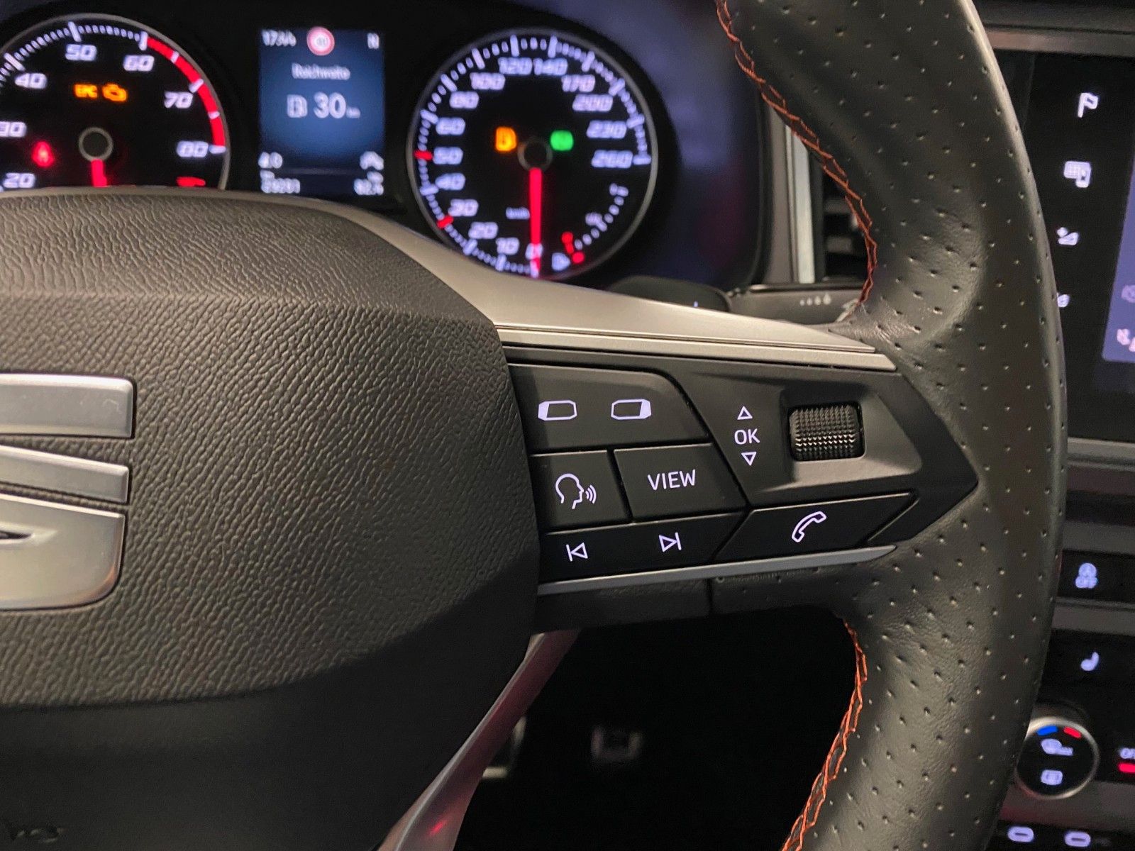 Fahrzeugabbildung SEAT Ateca 1.5 TSI 110kW FR DSG+AHK+ACC+VOLLLEDER+LED