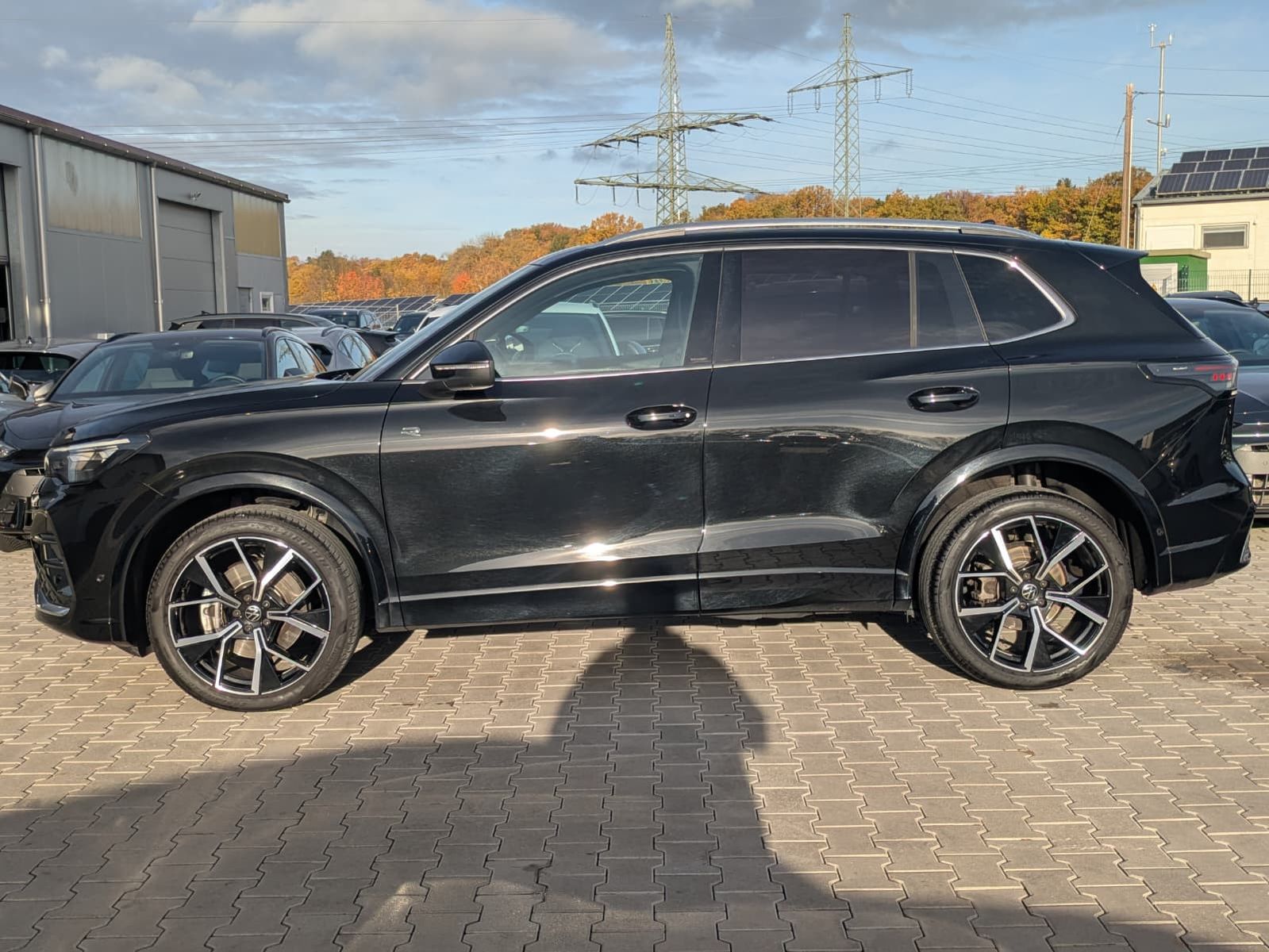 Fahrzeugabbildung Volkswagen Tiguan 2.0 TDI 4M R-Line PANO*H&K*AHK*MATRIX*20"