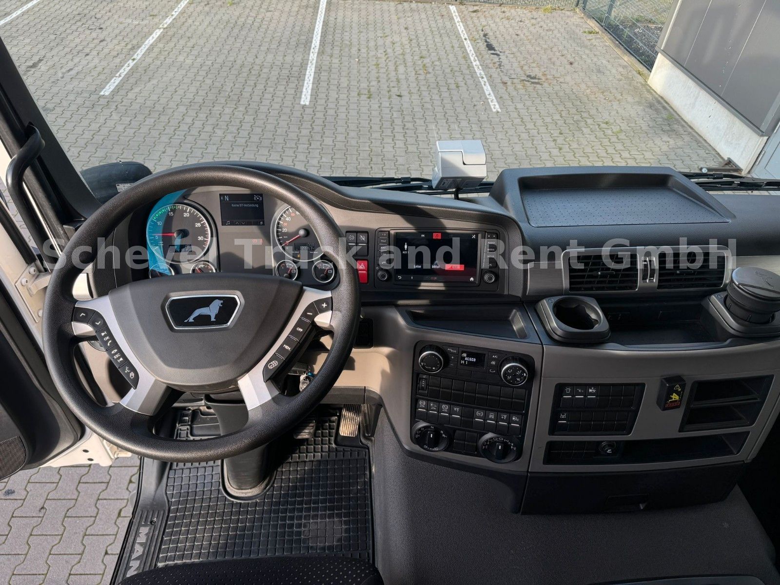 Fahrzeugabbildung MAN TGS 28.400 6x4-4 Dreiseitenkipper FASSI F195