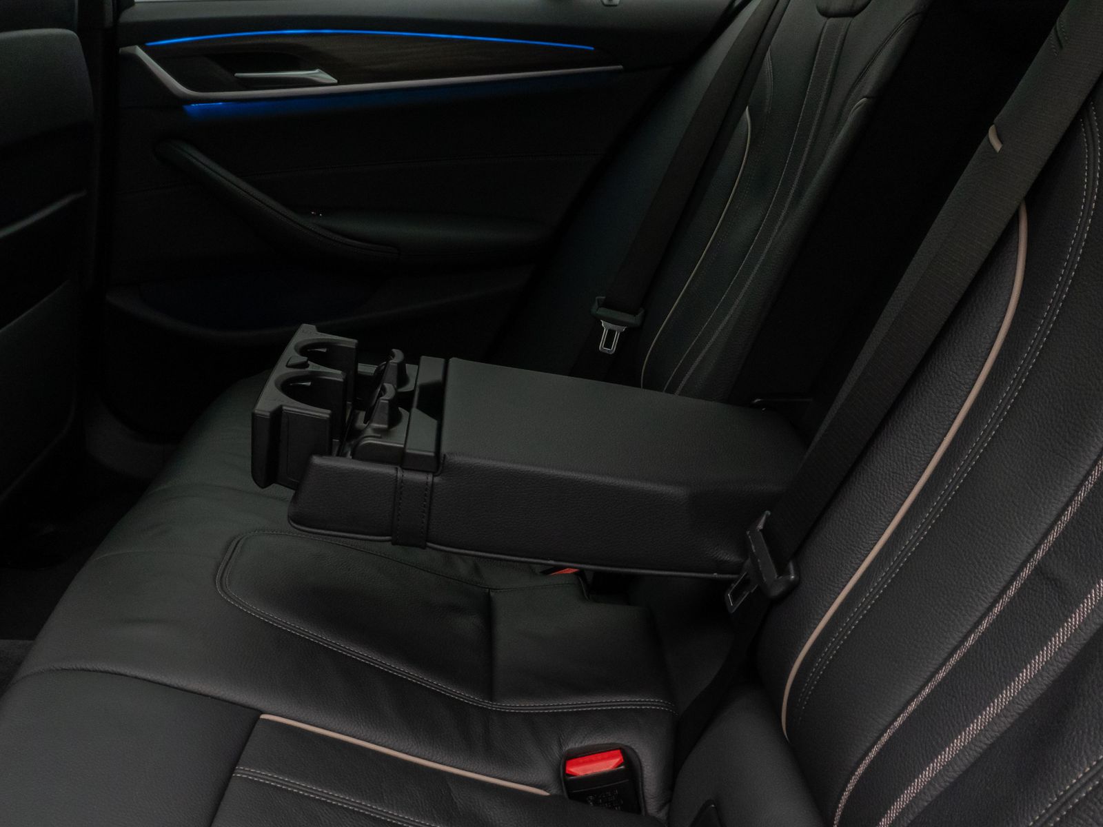 Fahrzeugabbildung BMW 530e xD M Sport Panorama Kamera HUD DAB HiFi