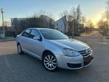 Volkswagen Jetta 1.6 Automatik Comfortline - Volkswagen Jetta mit Benzin-Antrieb: Limousine, 1.6
