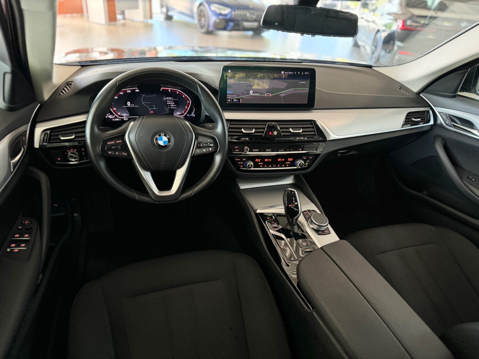 Fahrzeugabbildung BMW 530i Kamera DAB WLAN Fernlichtassist Alarm AHK